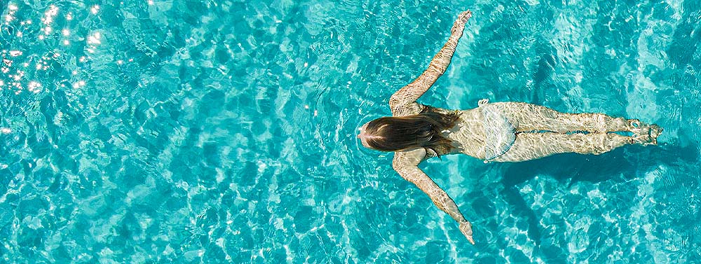 Frau in einem Swimminpool von oben fotografiert