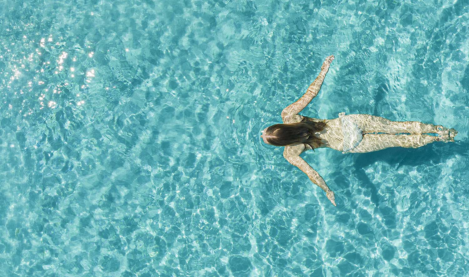 Drohnenaufnahme eines Pools für einen Garten- und Poolbauer
